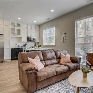 Frontdesk 500 West Trade Apts Fourth Ward Apartment